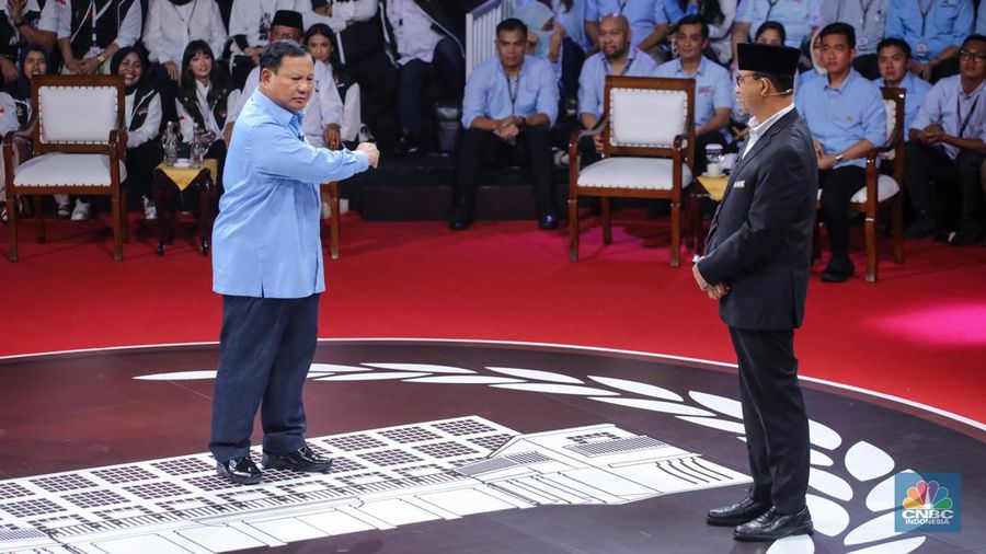 Calon Presiden (Capres) Anies Baswedan dan Prabowo Subianto saat debat Capres 2024 di Kantor KPU RI, Jakarta, Selasa (12/12/2023). (CNBC Indonesia/Faisal Rahman)