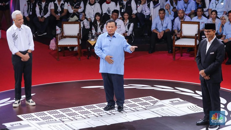 Calon Presiden (Capres), Anies Baswedan dan Muhaimin Iskandar saat memasuki area Debat Pertama Capres 2024 di Kantor KPU RI, Jakarta, Selasa (12/12/2023). (CNBC Indonesia/Faisal Rahman)