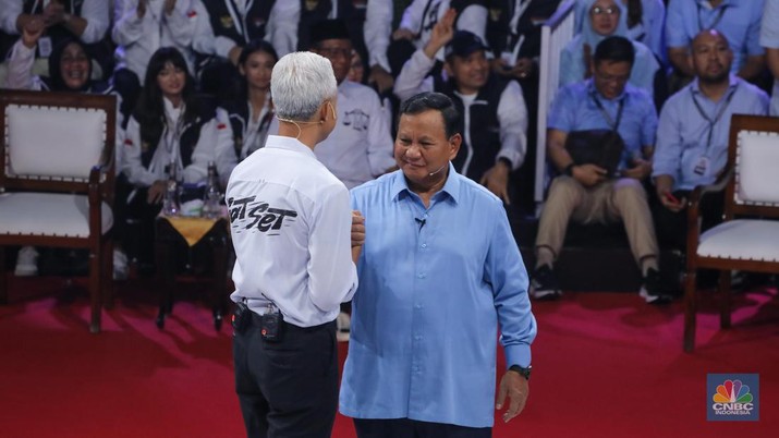 Calon Presiden (Capres) Anies Baswedan, Prabowo Subianto, dan Ganjar Pranowo saat debat Capres 2024 di Kantor KPU RI, Jakarta, Selasa (12/12/2023). (CNBC Indonesia/Faisal Rahman)