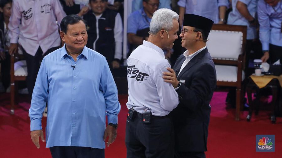 Calon Presiden (Capres) Anies Baswedan, Prabowo Subianto, dan Ganjar Pranowo saat debat Capres 2024 di Kantor KPU RI, Jakarta, Selasa (12/12/2023). (վ/Faisal Rahman)