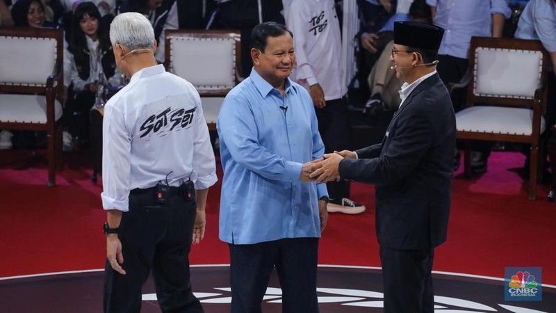 Calon Presiden (Capres), Anies Baswedan dan Muhaimin Iskandar saat memasuki area Debat Pertama Capres 2024 di Kantor KPU RI, Jakarta, Selasa (12/12/2023). (CNBC Indonesia/Faisal Rahman)
