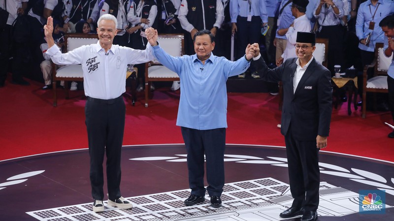 Calon Presiden (Capres), Anies Baswedan dan Muhaimin Iskandar saat memasuki area Debat Pertama Capres 2024 di Kantor KPU RI, Jakarta, Selasa (12/12/2023). (CNBC Indonesia/Faisal Rahman)