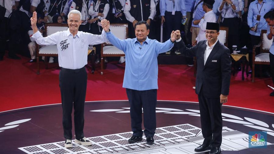 Calon Presiden (Capres) Anies Baswedan, Prabowo Subianto, dan Ganjar Pranowo saat debat Capres 2024 di Kantor KPU RI, Jakarta, Selasa (12/12/2023). (CNBC Indonesia/Faisal Rahman)
