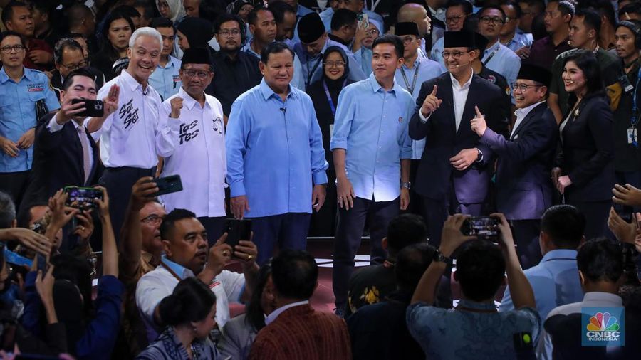 Calon Presiden (Capres) Anies Baswedan, Prabowo Subianto, dan Ganjar Pranowo saat debat Capres 2024 di Kantor KPU RI, Jakarta, Selasa (12/12/2023). (վ/Faisal Rahman)