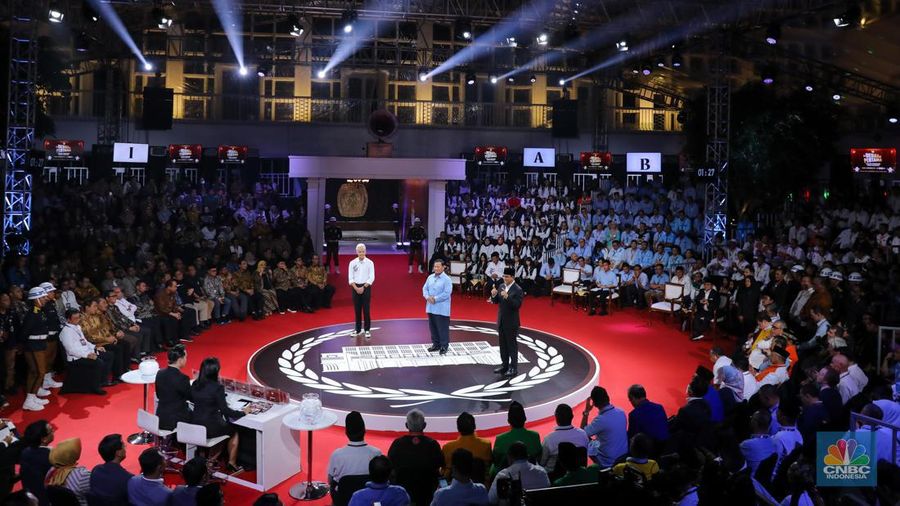 Calon Presiden (Capres) Anies Baswedan, Prabowo Subianto, dan Ganjar Pranowo saat debat Capres 2024 di Kantor KPU RI, Jakarta, Selasa (12/12/2023). (CNBC Indonesia/Faisal Rahman)