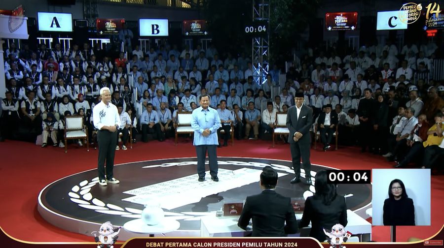 Calon Presiden (Capres) Anies Baswedan, Prabowo Subianto, dan Ganjar Pranowo saat debat Capres 2024 di Kantor KPU RI, Jakarta, Selasa (12/12/2023). (Tangkapan Layar Youtube KPU RI)