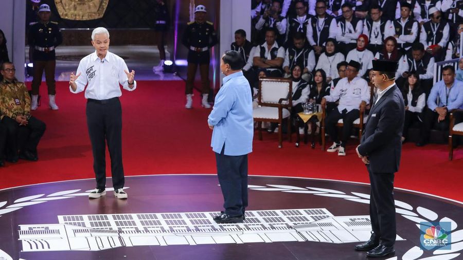 Calon Presiden (Capres), Anies Baswedan dan Muhaimin Iskandar saat memasuki area Debat Pertama Capres 2024 di Kantor KPU RI, Jakarta, Selasa (12/12/2023). (CNBC Indonesia/Faisal Rahman)