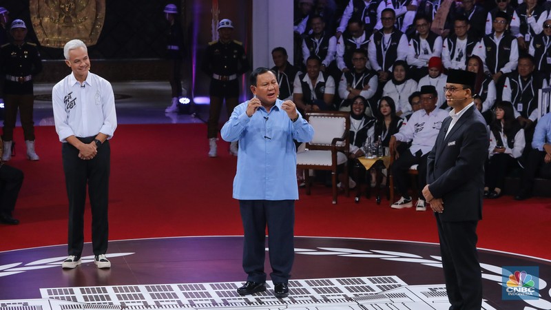 Calon Presiden (Capres) Anies Baswedan, Prabowo Subianto, dan Ganjar Pranowo saat debat Capres 2024 di Kantor KPU RI, Jakarta, Selasa (12/12/2023). Calon Presiden (Capres) Anies Baswedan, Prabowo Subianto, dan Ganjar Pranowo saat debat Capres 2024 di Kantor KPU RI, Jakarta, Selasa (12/12/2023). (CNBC Indonesia/Faisal Rahman)