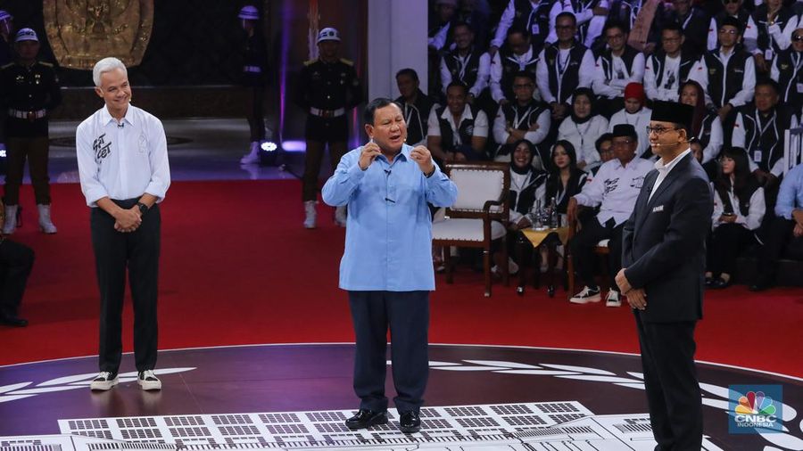Calon Presiden (Capres) Anies Baswedan, Prabowo Subianto, dan Ganjar Pranowo saat debat Capres 2024 di Kantor KPU RI, Jakarta, Selasa (12/12/2023). (CNBC Indonesia/Faisal Rahman)