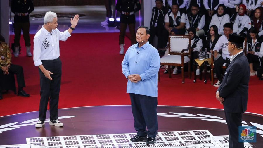 Calon Presiden (Capres) Anies Baswedan, Prabowo Subianto, dan Ganjar Pranowo saat debat Capres 2024 di Kantor KPU RI, Jakarta, Selasa (12/12/2023).