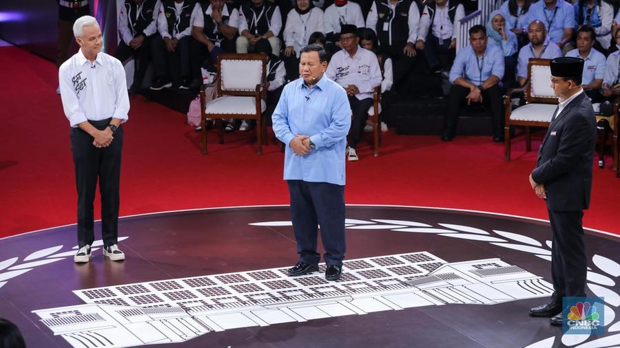 Calon Presiden (Capres) Anies Baswedan, Prabowo Subianto, dan Ganjar Pranowo saat debat Capres 2024 di Kantor KPU RI, Jakarta, Selasa (12/12/2023). (CNBC Indonesia/Faisal Rahman)
