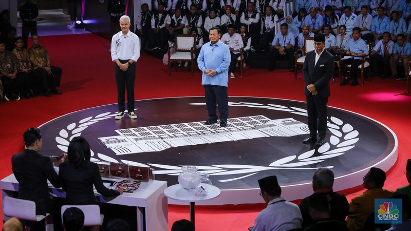 Calon Presiden (Capres), Prabowo Subianto saat menyampaikan visi dan misi dalam Debat Pertama Capres 2024 di Kantor KPU RI, Jakarta, Selasa (12/12/2023). Calon Presiden (Capres), Prabowo Subianto saat menyampaikan visi dan misi dalam Debat Pertama Capres 2024 di Kantor KPU RI, Jakarta, Selasa (12/12/2023). (CNBC Indonesia/Faisal Rahman)