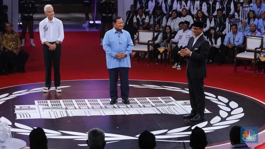 Calon Presiden (Capres) Anies Baswedan, Prabowo Subianto, dan Ganjar Pranowo saat debat Capres 2024 di Kantor KPU RI, Jakarta, Selasa (12/12/2023). (CNBC Indonesia/Faisal Rahman)