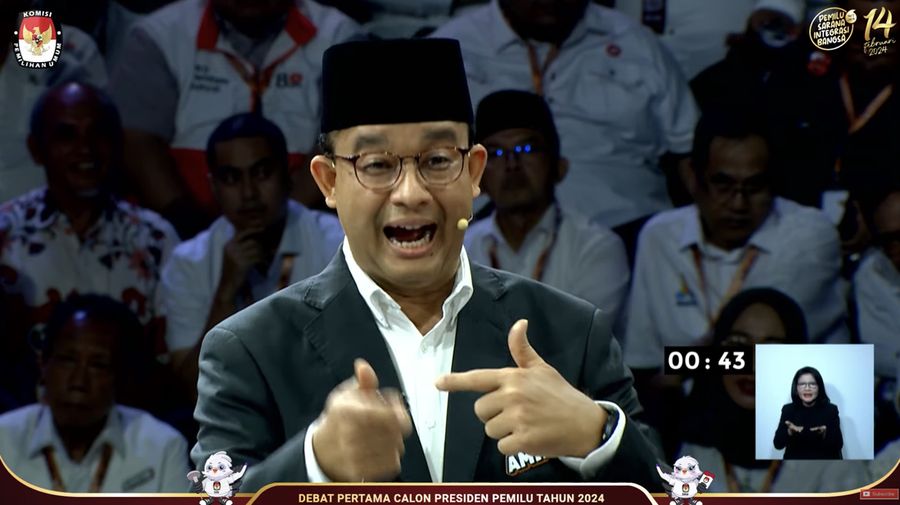 Calon Presiden (Capres), Anies Baswedan saat menanggapi pertanyaan Debat Pertama Capres 2024 di Kantor KPU RI, Jakarta, Selasa (12/12/2023). (Tangkapan Layar Youtube KPU RI)