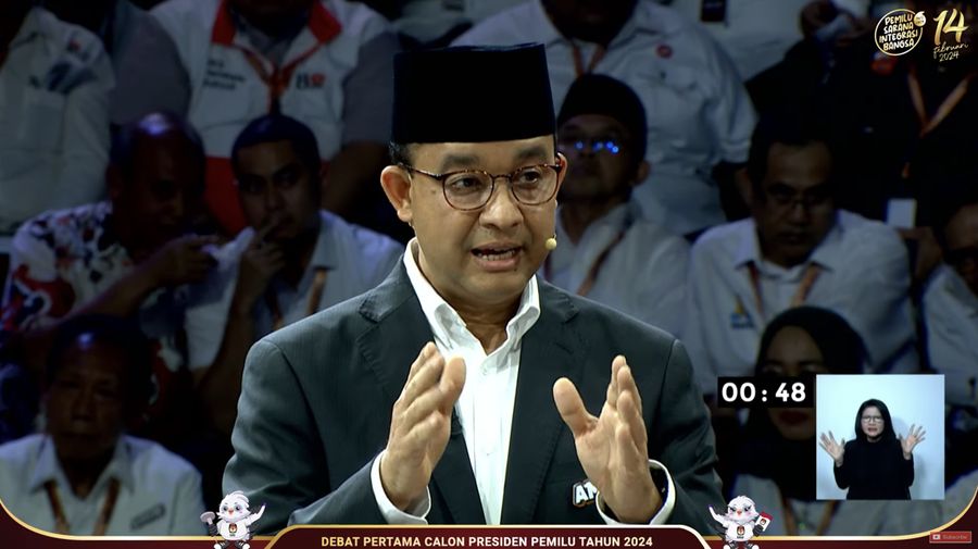 Calon Presiden (Capres), Anies Baswedan saat menanggapi pertanyaan Debat Pertama Capres 2024 di Kantor KPU RI, Jakarta, Selasa (12/12/2023). (Tangkapan Layar Youtube KPU RI)