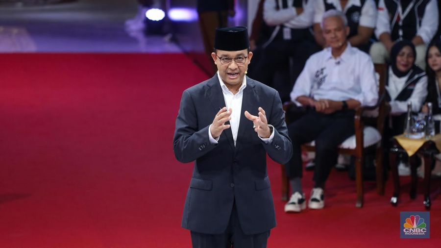 Calon Presiden (Capres), Anies Baswedan saat menyampaikan visi dan misi dalam Debat Pertama Capres 2024 di Kantor KPU RI, Jakarta, Selasa (12/12/2023). (CNBC Indonesia/Faisal Rahman)