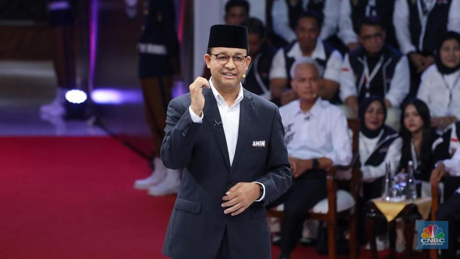 Calon Presiden (Capres), Anies Baswedan saat menyampaikan visi dan misi dalam Debat Pertama Capres 2024 di Kantor KPU RI, Jakarta, Selasa (12/12/2023). (CNBC Indonesia/Faisal Rahman)