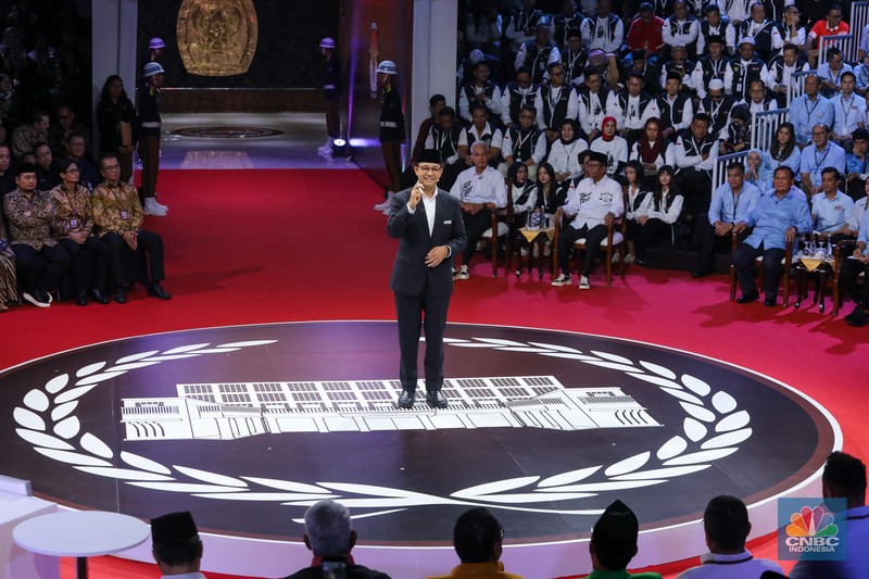 Former Jakarta Governor and presidential candidate Anies Baswedan gestures during a televised debate at the election commission headquarters in Jakarta, Indonesia, December 12, 2023. REUTERS/Ajeng Dinar Ulfiana