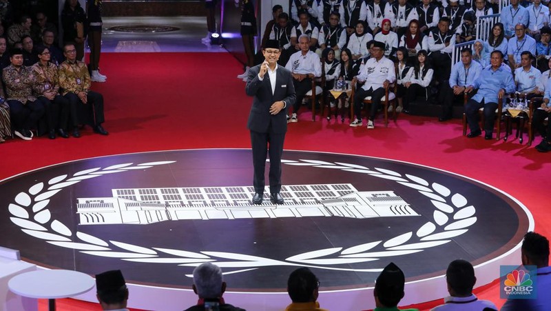 Former Jakarta Governor and presidential candidate Anies Baswedan gestures during a televised debate at the election commission headquarters in Jakarta, Indonesia, December 12, 2023. REUTERS/Ajeng Dinar Ulfiana