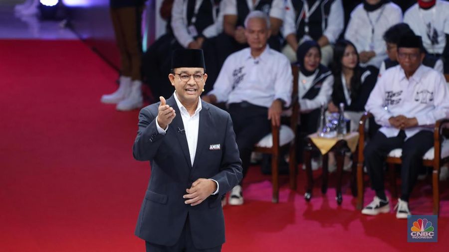 Calon Presiden (Capres) Anies Baswedan, Prabowo Subianto, dan Ganjar Pranowo saat debat Capres 2024 di Kantor KPU RI, Jakarta, Selasa (12/12/2023). (CNBC Indonesia/Faisal Rahman)