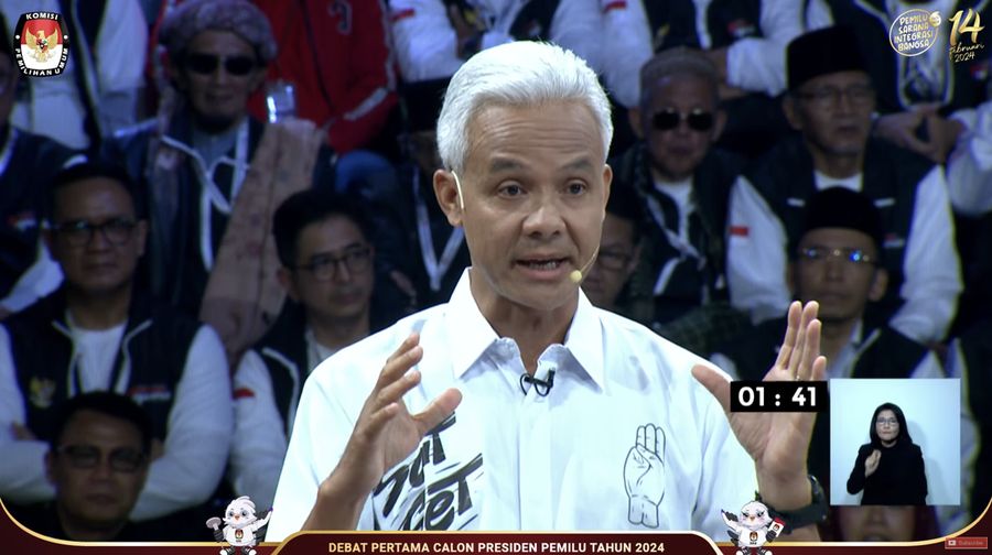 Calon Presiden (Capres), Ganjar Pranowo dalam saat menjawab pertanyaan dalam Debat Pertama Capres 2024 di Kantor KPU RI, Jakarta, Selasa (12/12/2023). (Tangkapan Layar Youtube KPU RI)
