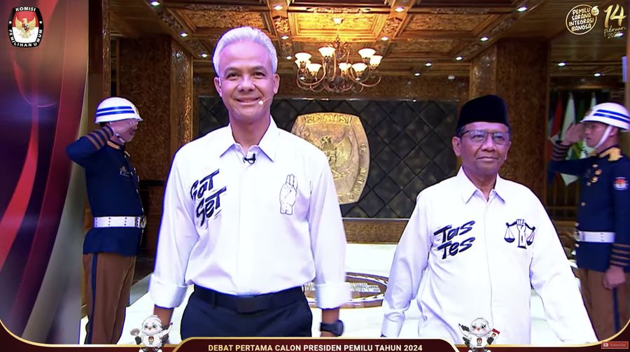 Calon Presiden (Capres), Ganjar Pranowo saat memasuki area Debat Pertama Capres 2024 di Kantor KPU RI, Jakarta, Selasa (12/12/2023). (Tangkapan Layar youtube KPU RI)