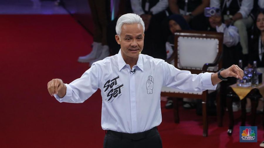 Calon Presiden (Capres), Ganjar Pranowo saat menyampaikan visi dan misi dalam Debat Pertama Capres 2024 di Kantor KPU RI, Jakarta, Selasa (12/12/2023). (CNBC Indonesia/Faisal Rahman)