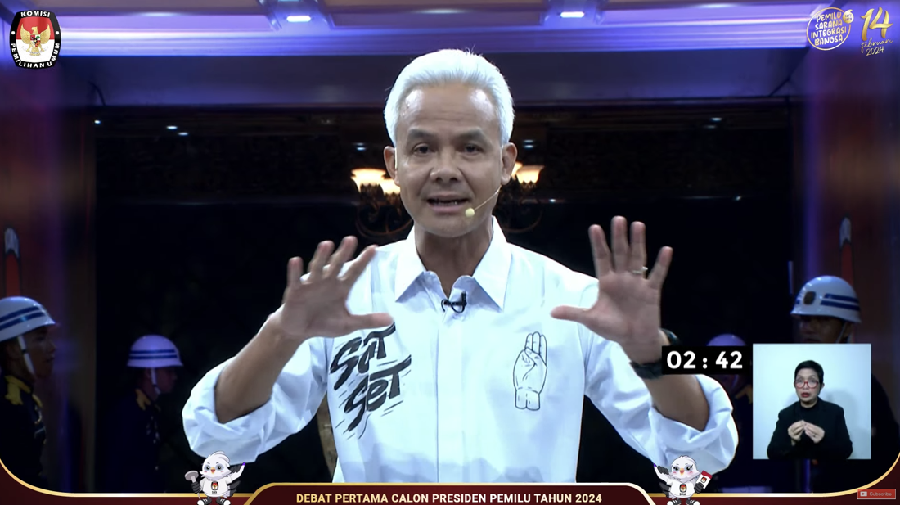 Calon Presiden (Capres), Ganjar Pranowo saat menyampaikan visi dan misi dalam Debat Pertama Capres 2024 di Kantor KPU RI, Jakarta, Selasa (12/12/2023). (Tangkapan Layar Youtube KPU RI)