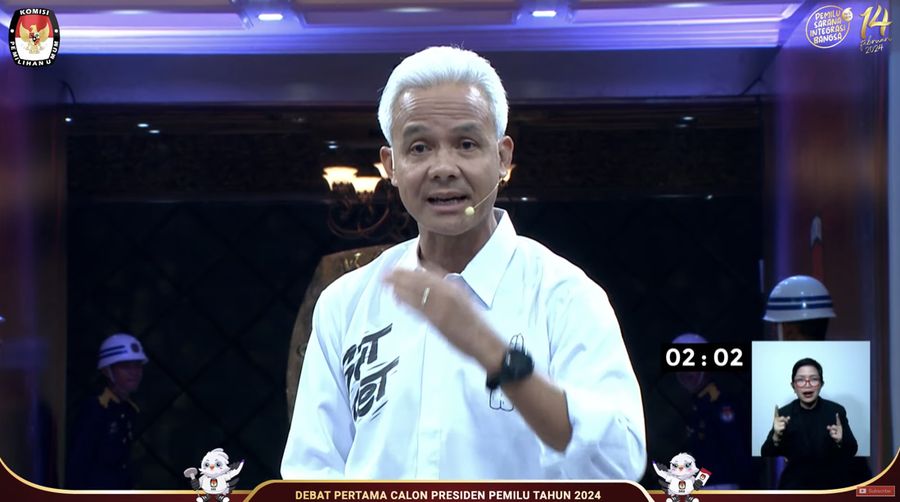 Calon Presiden (Capres), Ganjar Pranowo saat menyampaikan visi dan misi dalam Debat Pertama Capres 2024 di Kantor KPU RI, Jakarta, Selasa (12/12/2023). (Tangkapan Layar Youtube KPU RI)