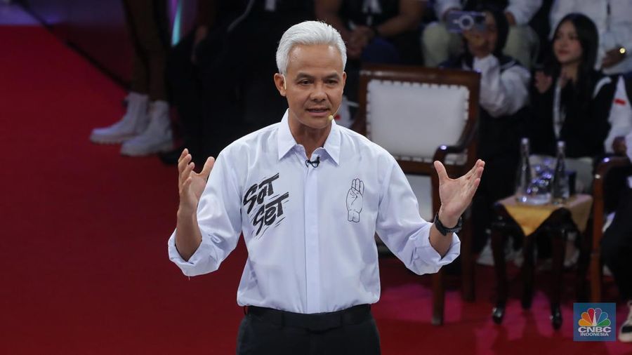 Calon Presiden (Capres), Ganjar Pranowo saat menyampaikan visi dan misi dalam Debat Pertama Capres 2024 di Kantor KPU RI, Jakarta, Selasa (12/12/2023). (CNBC Indonesia/Faisal Rahman)