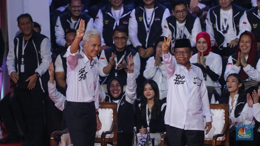 Calon Presiden (Capres), Ganjar Pranowo saat menyampaikan visi dan misi dalam Debat Pertama Capres 2024 di Kantor KPU RI, Jakarta, Selasa (12/12/2023). (CNBC Indonesia/Faisal Rahman)