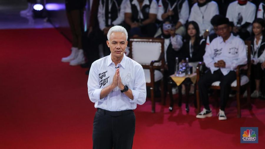 Calon Presiden (Capres), Ganjar Pranowo saat menyampaikan visi dan misi dalam Debat Pertama Capres 2024 di Kantor KPU RI, Jakarta, Selasa (12/12/2023). (CNBC Indonesia/Faisal Rahman)