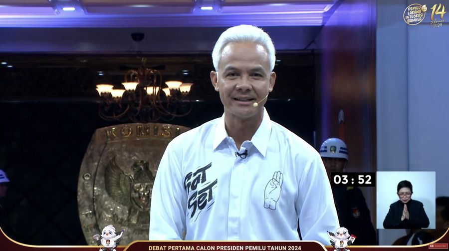 Calon Presiden (Capres), Ganjar Pranowo saat menyampaikan visi dan misi dalam Debat Pertama Capres 2024 di Kantor KPU RI, Jakarta, Selasa (12/12/2023). (Tangkapan Layar Youtube KPU RI)