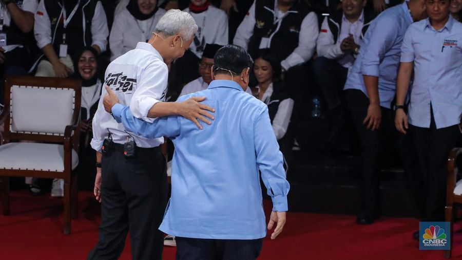 Calon Presiden (Capres) Prabowo Subianto, dan Ganjar Pranowo saat debat Capres 2024 di Kantor KPU RI, Jakarta, Selasa (12/12/2023). (CNBC Indonesia/Faisal Rahman)