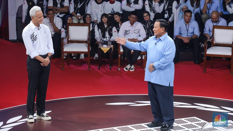Indonesia Election Presidential candidate Prabowo Subianto, center, speaks as other candidates Ganjar Pranowo, left, and Anies Baswedan react during the presidential candidates' debate in Jakarta, Indonesia, Tuesday, Dec. 12, 2023. (AP Photo/Tatan Syuflana)