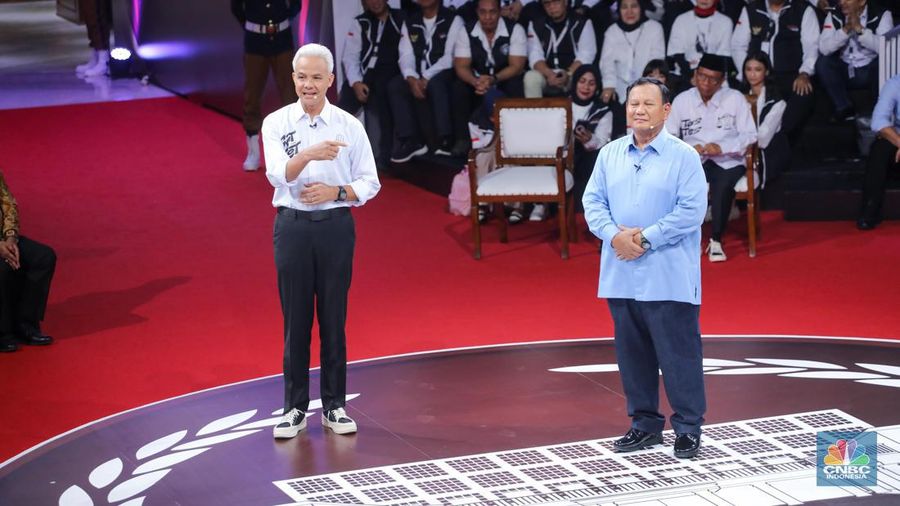 Calon Presiden (Capres) Prabowo Subianto, dan Ganjar Pranowo saat debat Capres 2024 di Kantor KPU RI, Jakarta, Selasa (12/12/2023). (վ/Faisal Rahman)