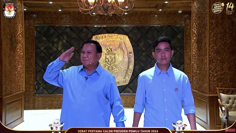Calon Presiden (Capres), Prabowo Subianto saat memasuki area Debat Pertama Capres 2024 di Kantor KPU RI, Jakarta, Selasa (12/12/2023). (Tangkapan Layar Youtube KPU RI)