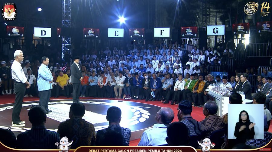 Calon Presiden (Capres), Prabowo Subianto saat menjawab pertanyaan dalam Debat Pertama Capres 2024 di Kantor KPU RI, Jakarta, Selasa (12/12/2023). (Tangkapan Layar Youtube KPU RI)