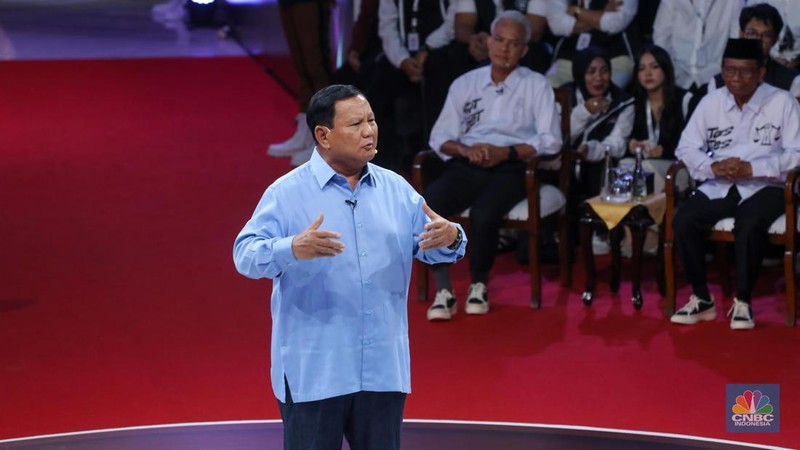 Calon Presiden (Capres), Prabowo Subianto saat menyampaikan visi dan misi dalam Debat Pertama Capres 2024 di Kantor KPU RI, Jakarta, Selasa (12/12/2023). (CNBC Indonesia/Faisal Rahman)