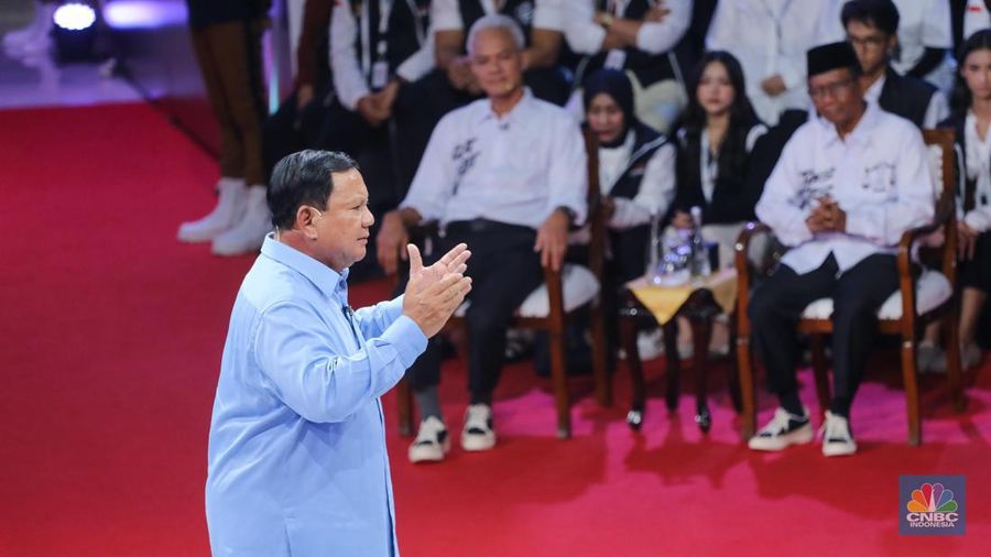 Calon Presiden (Capres), Prabowo Subianto saat menyampaikan visi dan misi dalam Debat Pertama Capres 2024 di Kantor KPU RI, Jakarta, Selasa (12/12/2023). (CNBC Indonesia/Faisal Rahman)
