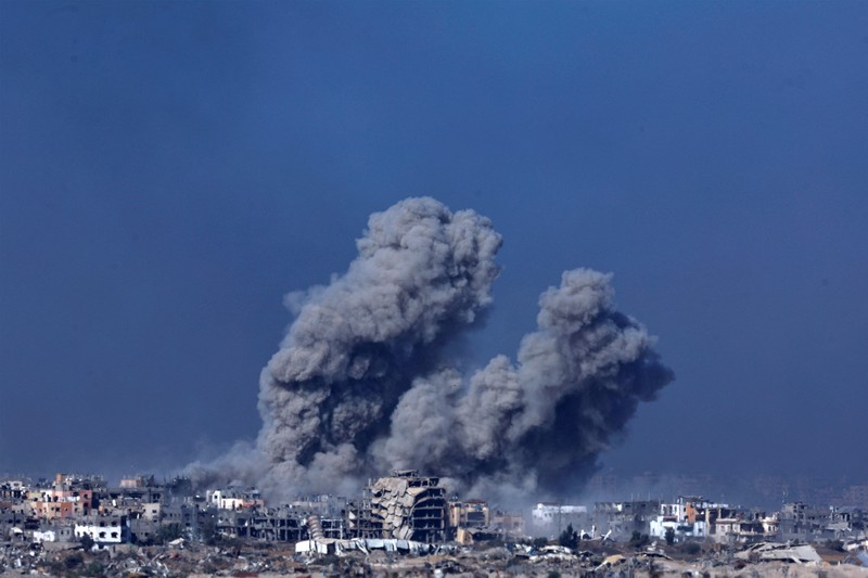 ISRAEL-PALESTINIANS/ Smoke and debris rises over Gaza, amid the ongoing conflict between Israel and the Palestinian Islamist group Hamas, as seen from southern Israel, December 11, 2023. REUTERS/Clodagh Kilcoyne