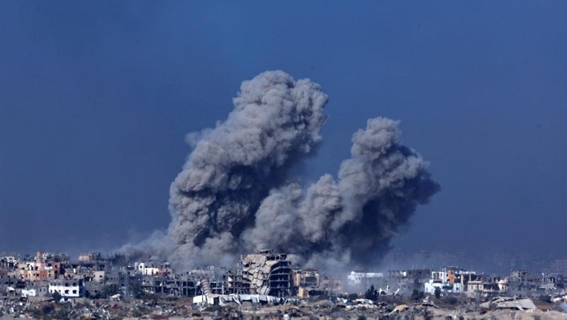 Smoke and debris rises over Gaza, amid the ongoing conflict between Israel and the Palestinian Islamist group Hamas, as seen from southern Israel, December 11, 2023. REUTERS/Clodagh Kilcoyne