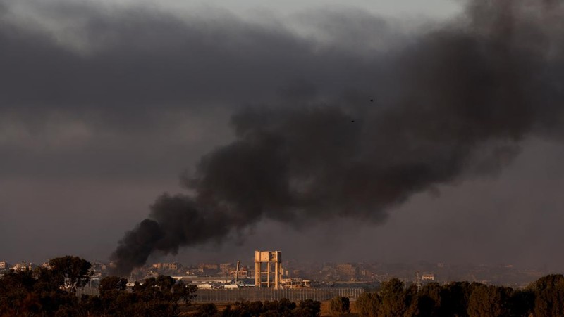 Smoke and debris rises over Gaza, amid the ongoing conflict between Israel and the Palestinian Islamist group Hamas, as seen from southern Israel, December 11, 2023. REUTERS/Clodagh Kilcoyne