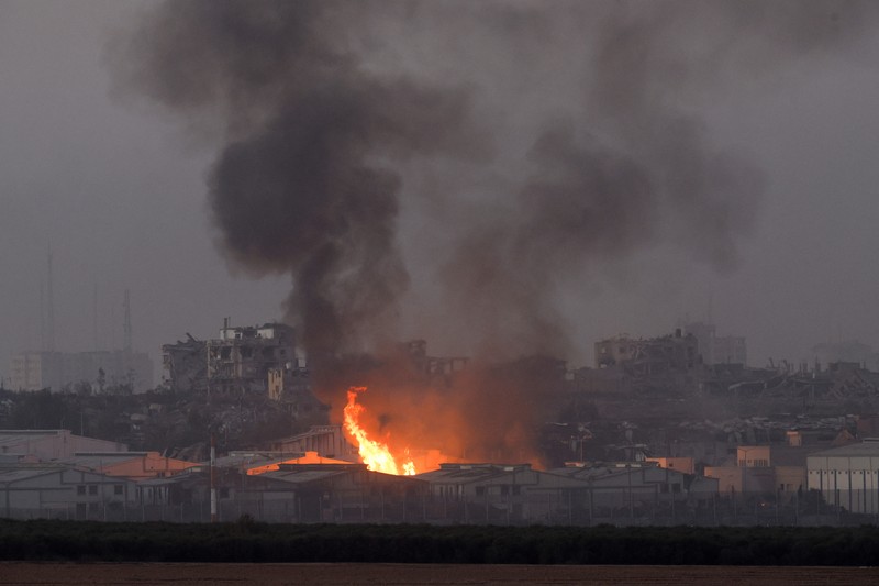 ISRAEL-PALESTINIANS/ Smoke and debris rises over Gaza, amid the ongoing conflict between Israel and the Palestinian Islamist group Hamas, as seen from southern Israel, December 11, 2023. REUTERS/Clodagh Kilcoyne