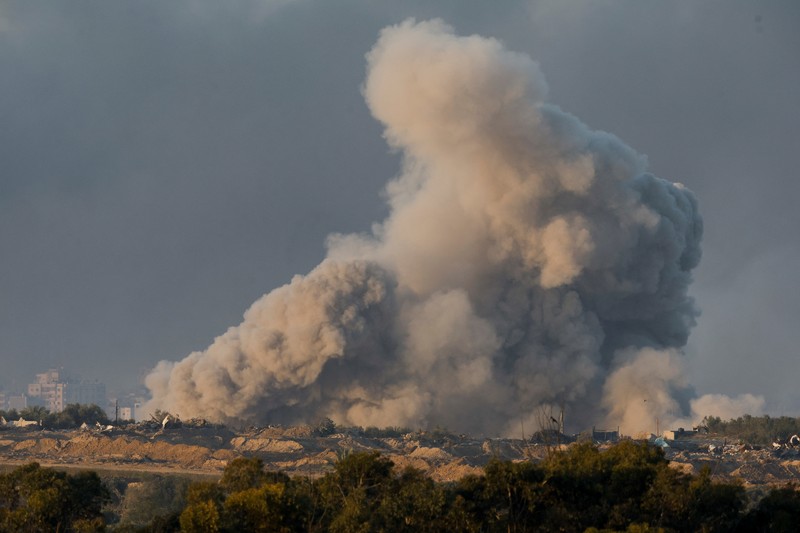 ISRAEL-PALESTINIANS/ Smoke and debris rises over Gaza, amid the ongoing conflict between Israel and the Palestinian Islamist group Hamas, as seen from southern Israel, December 11, 2023. REUTERS/Clodagh Kilcoyne