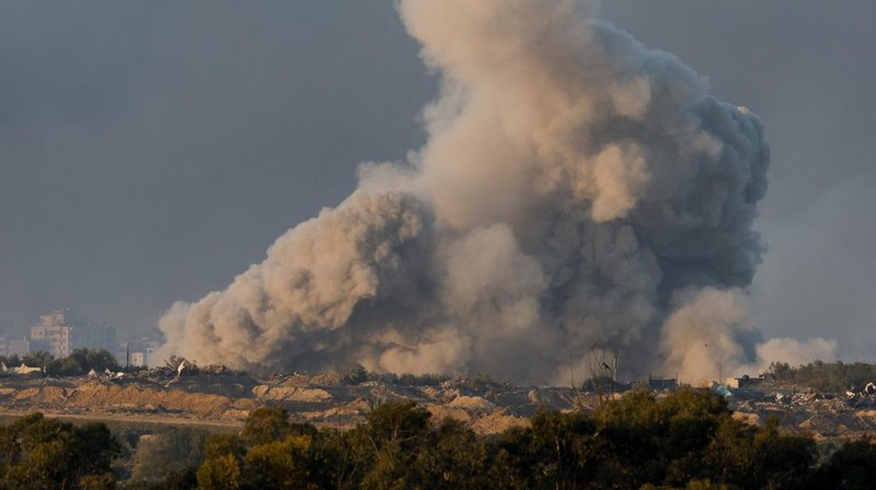 Smoke and debris rises over Gaza, amid the ongoing conflict between Israel and the Palestinian Islamist group Hamas, as seen from southern Israel, December 11, 2023. REUTERS/Clodagh Kilcoyne