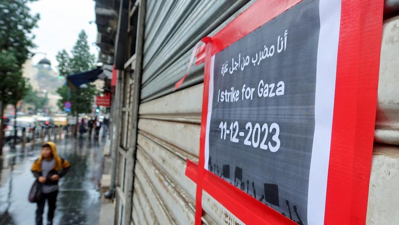 A view shows an empty street with closed shops in response to a global call for a strike in solidarity with Palestinians in Gaza, in Amman, Jordan December 11, 2023. REUTERS/Jehad Shelbak