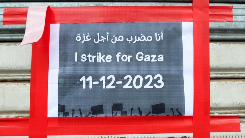 A view shows an empty street with closed shops in response to a global call for a strike in solidarity with Palestinians in Gaza, in Amman, Jordan December 11, 2023. REUTERS/Jehad Shelbak