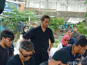 Rasa Syukur Jeje Govinda Bisa Kejar Pemakaman Ibunda, Jelaskan Absennya Syahnaz