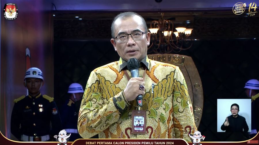 Ketua Komisi Pemilihan Umum (KPU) Hasyim Asy'ari saat memberikan sambutan dalam Debat Pertama Capres 2024 di Kantor KPU RI, Jakarta, Selasa (12/12/2023). (Tangkapan Layar Yotube KPU RI)
